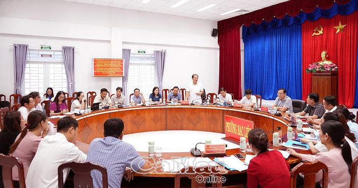 Phó Giám đốc Sở Văn hóa, Thể thao và Du lịch Nguyễn Chí Công phát biểu tại cuộc họp.