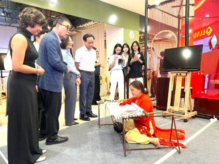 Các đại biểu tham quan không gian trình diễn nghề thủ công tại Chợ phiên “Kết duyên sáng tạo” năm 2026. Ảnh: ST