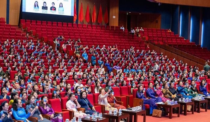 Các đại biểu biểu quyết thông qua chương trình làm việc của Đại hội. Ảnh: ST