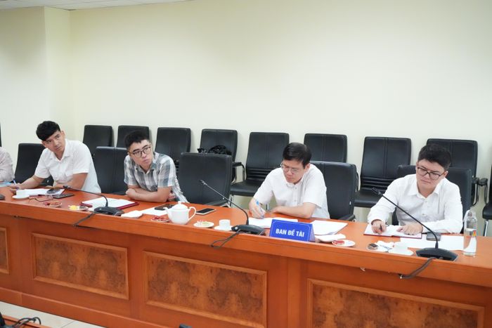 Các thành viên Ban đề tài tại cuộc họp.