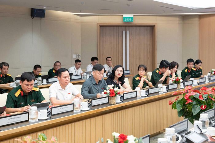 Các đại biểu tham dự cuộc làm việc. Ảnh: VPQH