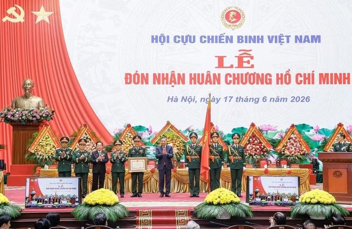 Tập thể lãnh đạo Trung ương Hội Cựu chiến binh Việt Nam đón nhận Huân chương Hồ Chí Minh, phần thưởng cao quý của Đảng, Nhà nước trao tặng. Ảnh: CTV