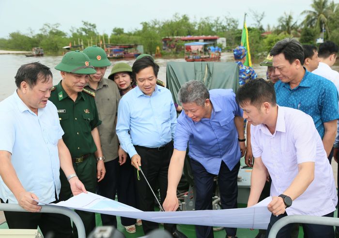 Lãnh đạo tỉnh Hưng Yên khảo sát, đánh giá về định hướng phát triển kinh tế biển. Ảnh: ST
