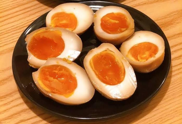 Để đảm bảo an toàn, các chuyên gia khuyến cáo nên chế biến trứng chín kỹ, đặc biệt là khi dùng làm bữa sáng hằng ngày cho gia đình. Ảnh minh họa