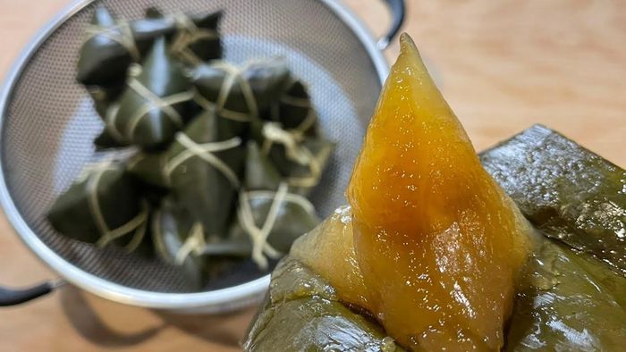 Bánh ú tro là đặc sản không thể thiếu.