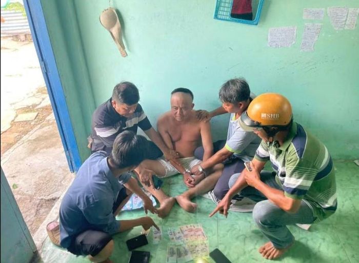Đối tượng Nhạc bị bắt cùng tang vật. Ảnh: Báo Tiền phong.
