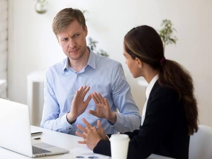Sự kiên nhẫn không chỉ thể hiện sự tôn trọng mà còn giúp người được nhờ cảm thấy thoải mái. Ảnh minh họa.