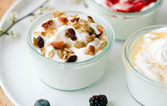 Ăn sữa chua vào ban ngày, sau bữa chính, giúp lợi khuẩn có môi trường thuận lợi để phát triển. Ảnh minh họa