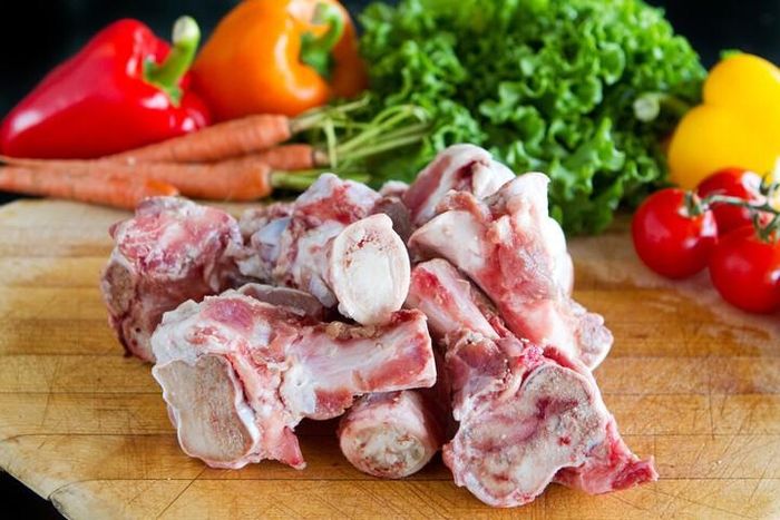 Ngoài việc chọn được xương tươi, sạch, hãy thêm 3 loại gia vị này để nồi xương hầm thơm ngon chuẩn vị: Hành, gừng, muối.