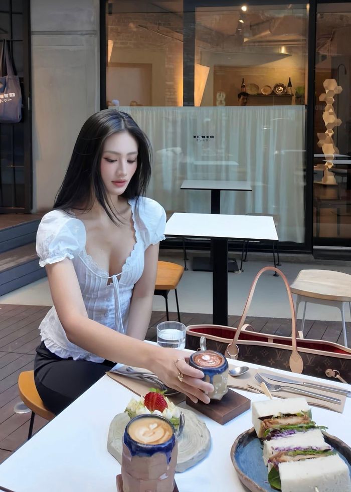 Khoảnh khắc đời thường của Ý Nhi. Ảnh FBNV
