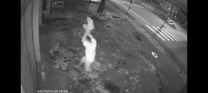 Đối tượng tấn công người đàn ông đang nằm. Ảnh cắt từ clip.