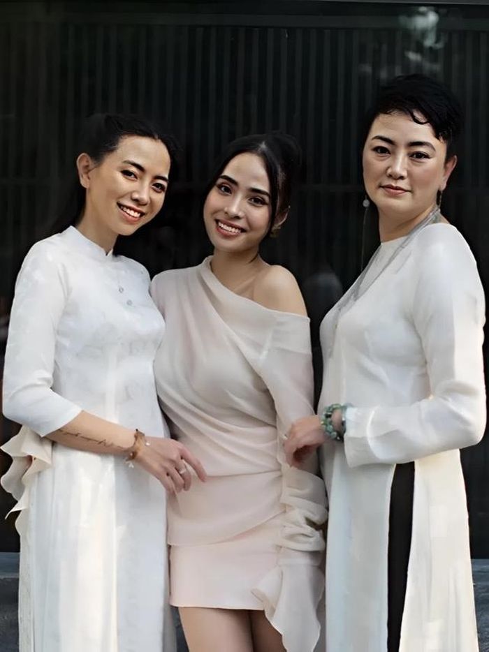 Ca nương Kiều Anh bên mẹ chồng, nhà giáo kiêm doanh nhân Văn Thùy Dương (phải) và em gái chồng.