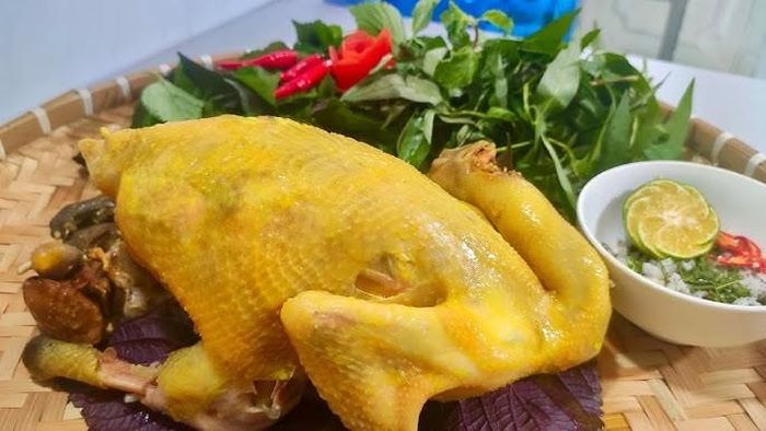 Nếu muốn da gà có màu vàng đẹp, có thể phết nhẹ một lớp mỡ gà hoặc nước nghệ lên bề mặt. Ảnh minh họa.