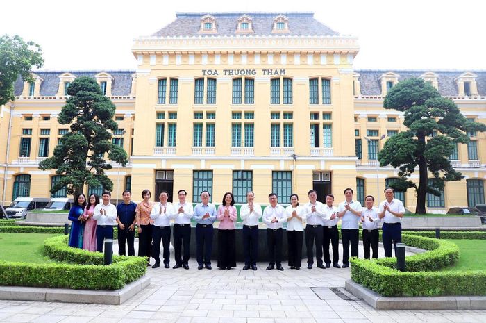Các đại biểu chụp lưu niệm tại Trụ sở TANDTC (Số 48 Lý Thường Kiệt, phường Cửa Nam, TP. Hà Nội).