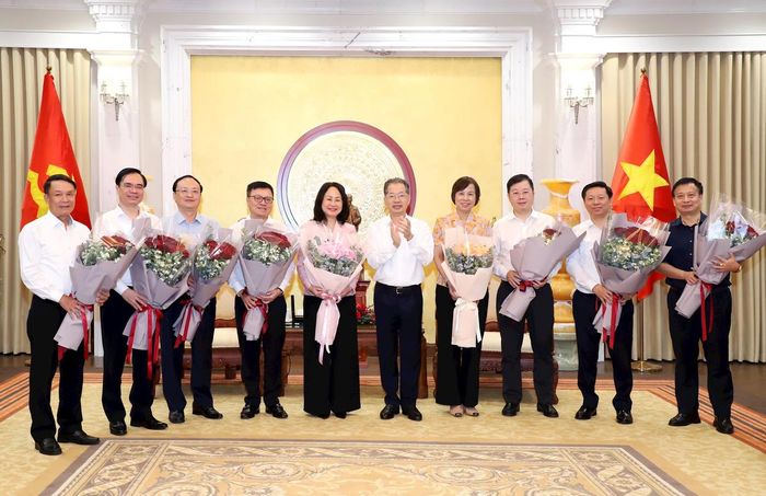 Chánh án Nguyễn Văn Quảng tặng hoa chúc mừng lãnh đạo các cơ quan báo chí, cơ quan chỉ đạo, cơ quan quản lý báo chí.