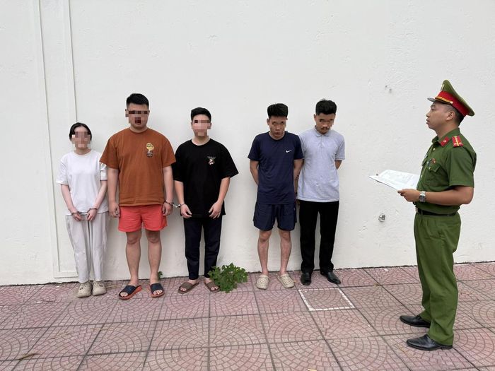 Thực hiện các biện pháp tố tụng đối với các đối tượng lừa đảo . Ảnh: Công an Thành phố Hà Nội.
