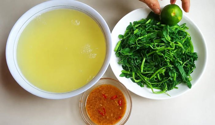 Trong bữa cơm của người Việt, nước luộc rau thường được tận dụng làm món canh thanh mát