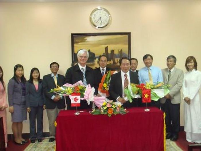 GS-TS Phạm Tiết Khánh, Chủ tịch Hội đồng chiến lược ĐH Trà Vinh, Chủ tịch Hiệp hội CĐCĐ VN ký kết hợp tác cùng đối tác Canada.