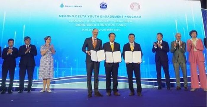 GS TS Phạm Tiết Khánh, Chủ tịch Hội đồng chiến lược ĐH Trà Vinh, Chủ tịch Hiệp hội CĐCĐ VN và PGS TS Nguyễn Minh Hòa, Giám đốc ĐH Trà Vinh cùng đối tác quốc tế tại Chương trình gắn kết thanh niên ĐBSCL.