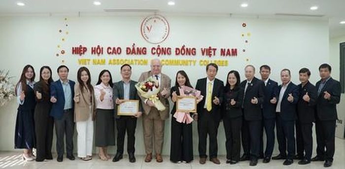 GS-TS Phạm Tiết Khánh, Chủ tịch Hội đồng chiến lược ĐH Trà Vinh, Chủ tịch Hiệp hội CĐCĐ VN chụp ảnh lưu niệm với các đối tác và thành viên Hiệp Hội CĐCĐ VN