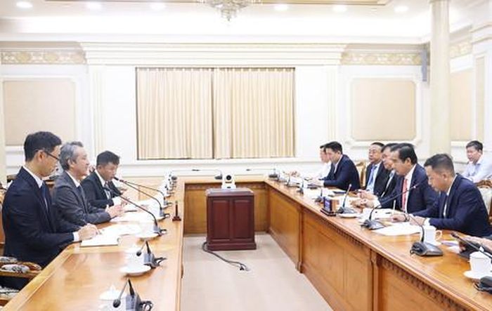 Quang cảnh buổi làm việc
