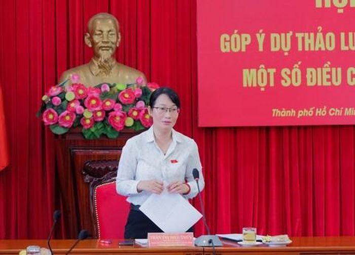 Phó Trưởng đoàn chuyên trách Đoàn ĐBQH TPHCM Trần Thị Diệu Thúy phát biểu