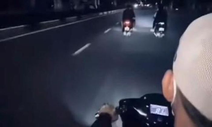 Nhóm thanh thiếu niên đi xe máy lạng lách, nẹt phô, mang theo hung khí gây náo loạn trên đường.