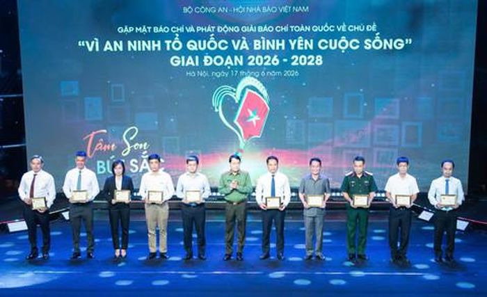 Bộ Công an trao tặng Kỷ niệm chương “Bảo vệ an ninh Tổ quốc”, Bằng khen cho những cá nhân, tập thể có thành tích xuất sắc trong công tác tuyên truyền, báo chí.