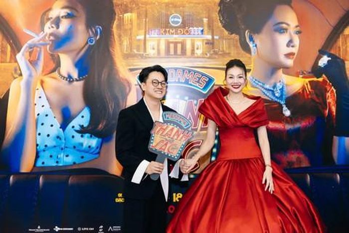 Nhạc trưởng Trần Nhật Minh đến chúc mừng vợ trong ngày công chiếu phim 