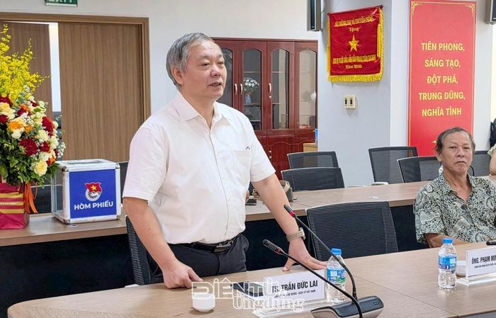 TS. Trần Đức Lai, Chủ tịch Hội Vô tuyến - Điện tử Việt Nam ghi nhận và đánh giá cao những kết quả của tập thể người làm báo Tạp chí Điện tử và Ứng dụng