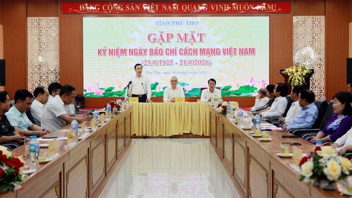  Các đồng chí lãnh đạo tỉnh trực tiếp trao đổi, giải đáp, làm rõ những vấn đề các nhà báo, phóng viên quan tâm