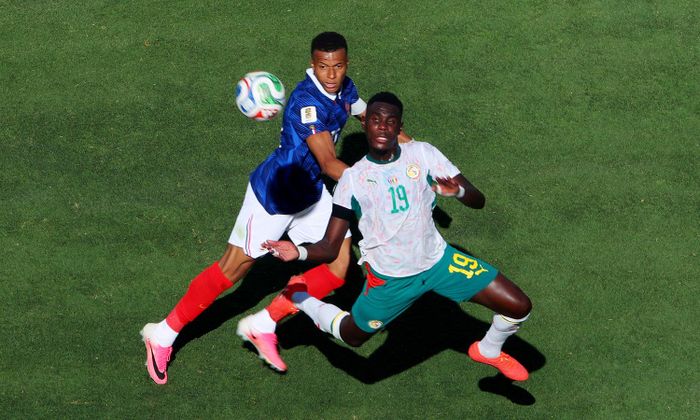 Đội tuyển Pháp gặp nhiều khó khăn trước Senegal trong hiệp 1. (Ảnh: Reuters)