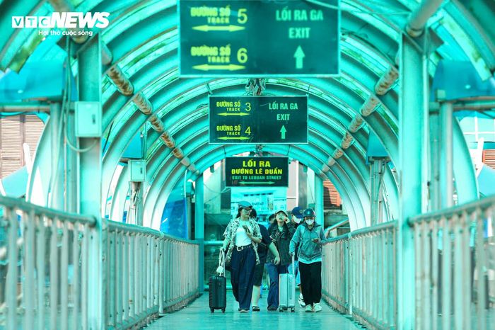Trải qua hơn 120 năm hoạt động, nhà ga vẫn duy trì vai trò kết nối hành khách trên tuyến Bắc - Nam, đồng thời lưu giữ nhiều ký ức gắn với các thế hệ người dân.