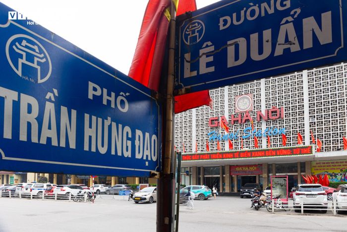 Điểm đầu của tuyến là ga Hà Nội - công trình được đưa vào khai thác từ năm 1902. Không chỉ là đầu mối giao thông đường sắt quan trọng của cả nước, ga Hà Nội còn mang đậm dấu ấn lịch sử, văn hóa và kinh tế của Thủ đô.
