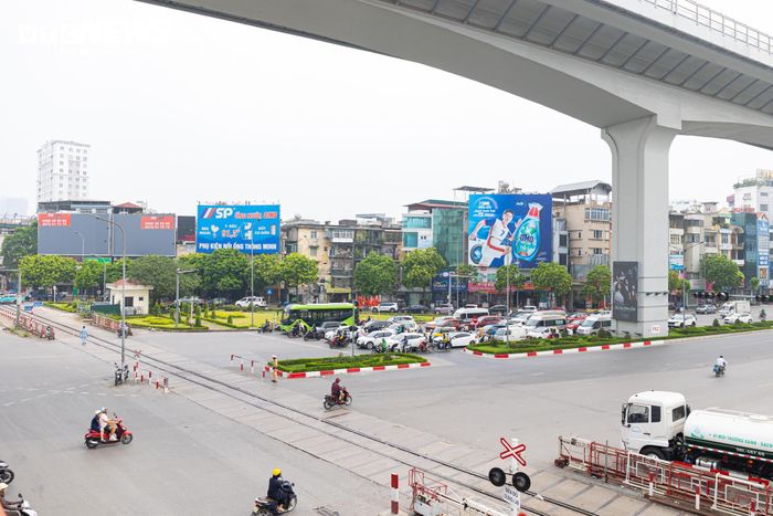 Tại các điểm như Lê Duẩn - Đại Cồ Việt - Giải Phóng, Giải Phóng - Trường Chinh hay Giải Phóng - Ngọc Hồi - Hoàng Liệt, lực lượng chức năng vẫn duy trì trực gác, vận hành rào chắn để bảo đảm an toàn chạy tàu và giao thông đường bộ.