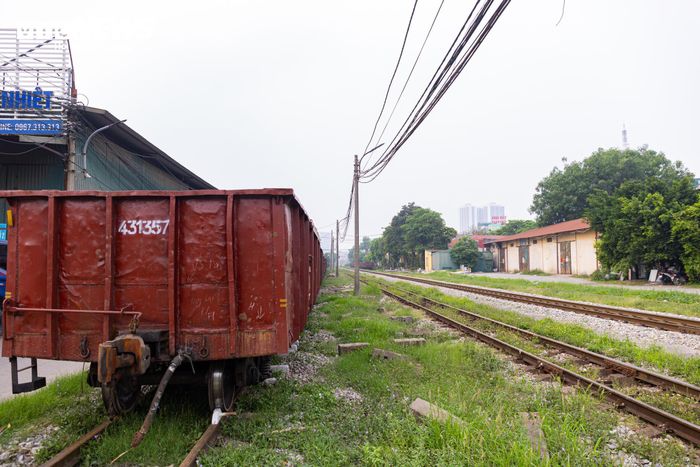 Trên đoạn tuyến được đề xuất di dời còn có ga Giáp Bát và ga Văn Điển, hai nhà ga đang đảm nhận nhiệm vụ phục vụ vận tải hàng hóa, hành khách và hỗ trợ công tác điều hành chạy tàu trên tuyến Bắc - Nam.