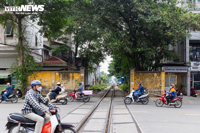 Tại khu vực Khâm Thiên - Lê Duẩn, mỗi khi có tàu chạy qua vào giờ cao điểm, giao thông thường xuyên rơi vào tình trạng ùn ứ do phải đóng chắn đường trong thời gian nhất định.