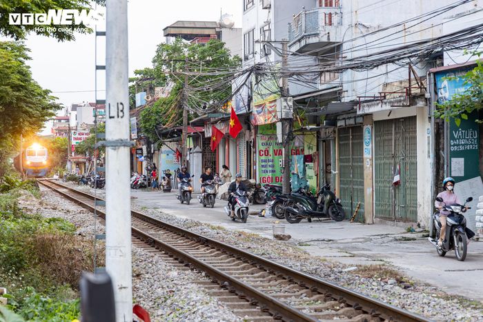 Mặc dù được trang bị hệ thống cảnh báo và rào chắn tự động, nguy cơ mất an toàn vẫn hiện hữu khi một bộ phận người tham gia giao thông cố tình băng qua đường sắt.