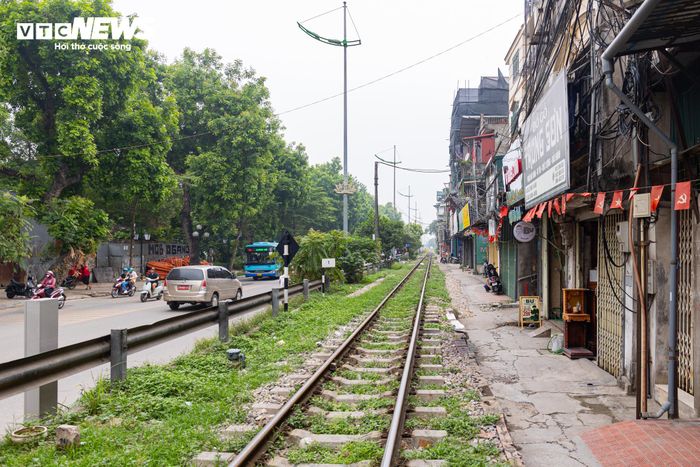 Tại một số vị trí, khoảng cách giữa đường ray và nhà dân chỉ vài mét, tiềm ẩn nguy cơ mất an toàn và gây khó khăn cho công tác tổ chức giao thông đô thị.