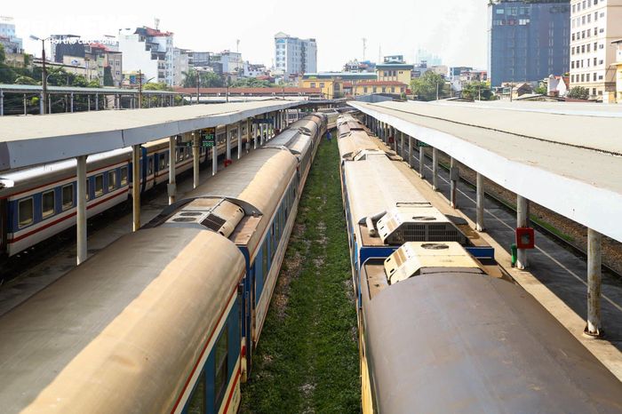 Hiện nay, ga Hà Nội vẫn là một trong những trung tâm vận tải đường sắt lớn nhất cả nước, mỗi ngày đón và tiễn nhiều đoàn tàu khách, kết nối Thủ đô với các địa phương trên toàn quốc.