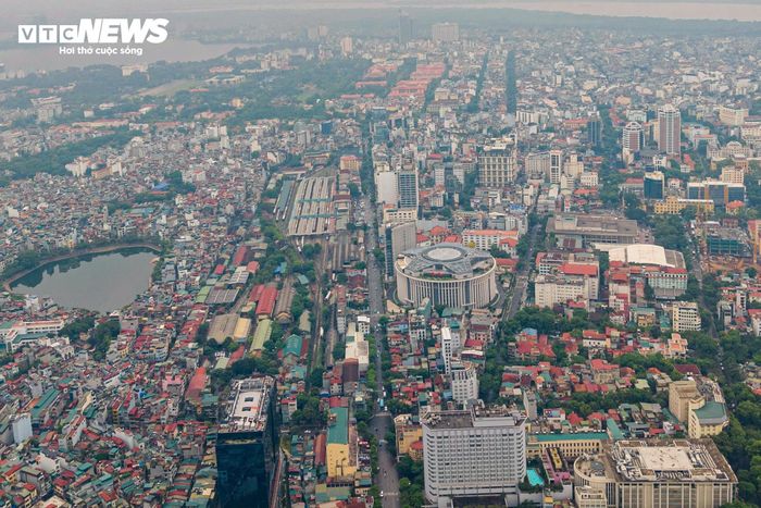 Đoạn tuyến được đề xuất nghiên cứu di dời dài khoảng 10 km, thuộc tuyến đường sắt Bắc - Nam. Sau hơn một thế kỷ tồn tại, tuyến đường sắt vẫn hiện diện giữa khu vực đô thị trung tâm đang phát triển mạnh mẽ, với hàng loạt khu dân cư, công trình cao tầng và hạ tầng giao thông hiện đại hình thành dọc hai bên hành lang.
