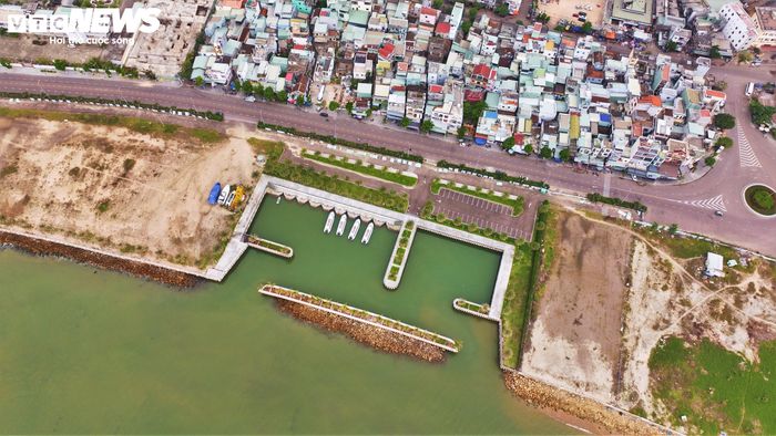 Sau hơn 10 năm dùng chung bến cảng cá dân sinh cũ là Hàm Tử, tuyến du lịch Cù Lao Xanh được UBND tỉnh Gia Lai chuyển sang bến riêng là Mũi Tấn - một điểm nhấn kiến trúc bên bờ biển Quy Nhơn. 