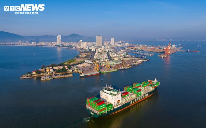 Nằm ngay cửa ngõ cảng biển Quy Nhơn, là cảng tổng hợp quốc gia then chốt thúc đẩy giao thương, vận tải hàng hóa cho toàn bộ khu vực miền Trung, Tây Nguyên, Mũi Tấn là một địa danh quen thuộc với người dân xứ Nẫu, là vị trí "vàng" độc nhất vô nhị.