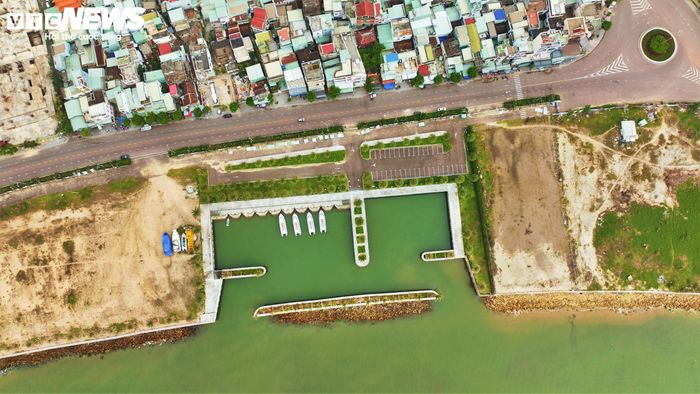 Bến thuyền Mũi Tấn hiện đã có hạ tầng đồng bộ từ khu vực nhà chờ có không gian mở, bến neo đậu an toàn cho tàu cao tốc vào ra. Đồng thời sẽ có những dịch vụ tích hợp như các phân khu tiện ích là quán cà phê view biển, cửa hàng trưng bày các sản phẩm đặc sản địa phương, trung tâm thông tin hướng dẫn du lịch số hóa...