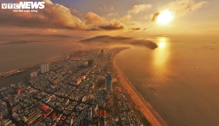 Phố biển Quy Nhơn cách đảo Cù Lao Xanh khoảng 13 hải lý, việc Mũi Tấn được chọn làm bến thuyền du lịch kết nối, khoảng cách giữa đất liền và đảo xa bị xóa bỏ, tuyến hải trình từ bằng tàu cao tốc chỉ mất khoảng 30 phút.