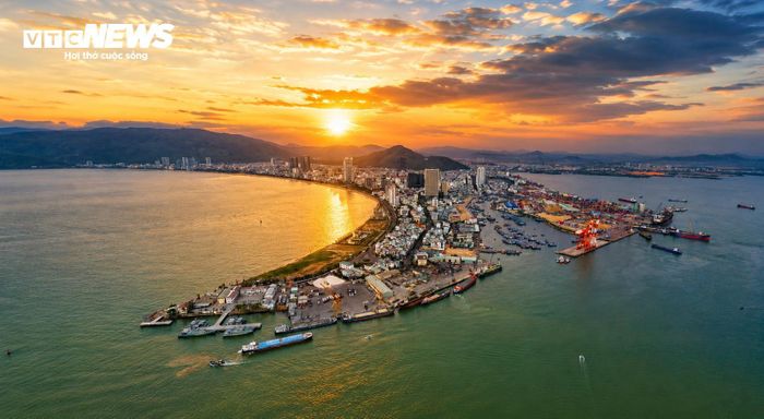 Đồng thời du khách dễ dàng tối ưu hóa lịch trình tour trong ngày, có thể ăn sáng tại Quy Nhơn, lên tàu tại Mũi Tấn, trải nghiệm một ngày lặn ngắm san hô tại Cù Lao Xanh và trở về thành phố đúng dịp ngắm hoàng hôn buông xuống trên biển.