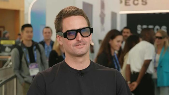 CEO Evan Spiegel của Snap giới thiệu kính AR Specs tại sự kiện ra mắt. (Nguồn: CNBC)