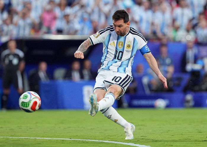 Messi ghi bàn thắng đầu tiên trong trận đấu với Algeria. (Ảnh: Reuters)