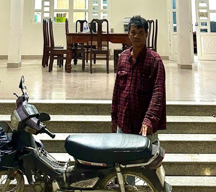 Đối tượng Đinh Trung Hiếu cùng phương tiện gây tai nạn tại Cơ quan Công an. (Ảnh: Công an TP Đồng Nai)