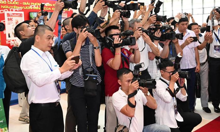 Phóng viên báo chí tác nghiệp.